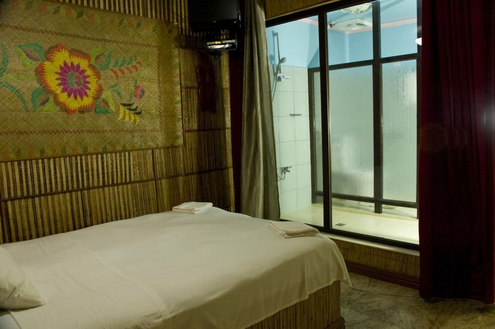 Kokomos Hotel And Restaurant Angeles Buitenkant foto